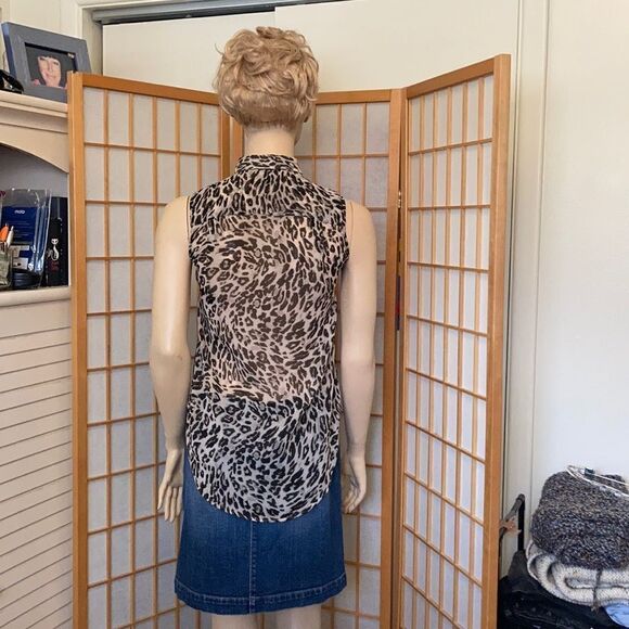 3/$20 H&M Sleeveless Cheeta Print Buttondown - Picture 4 of 8